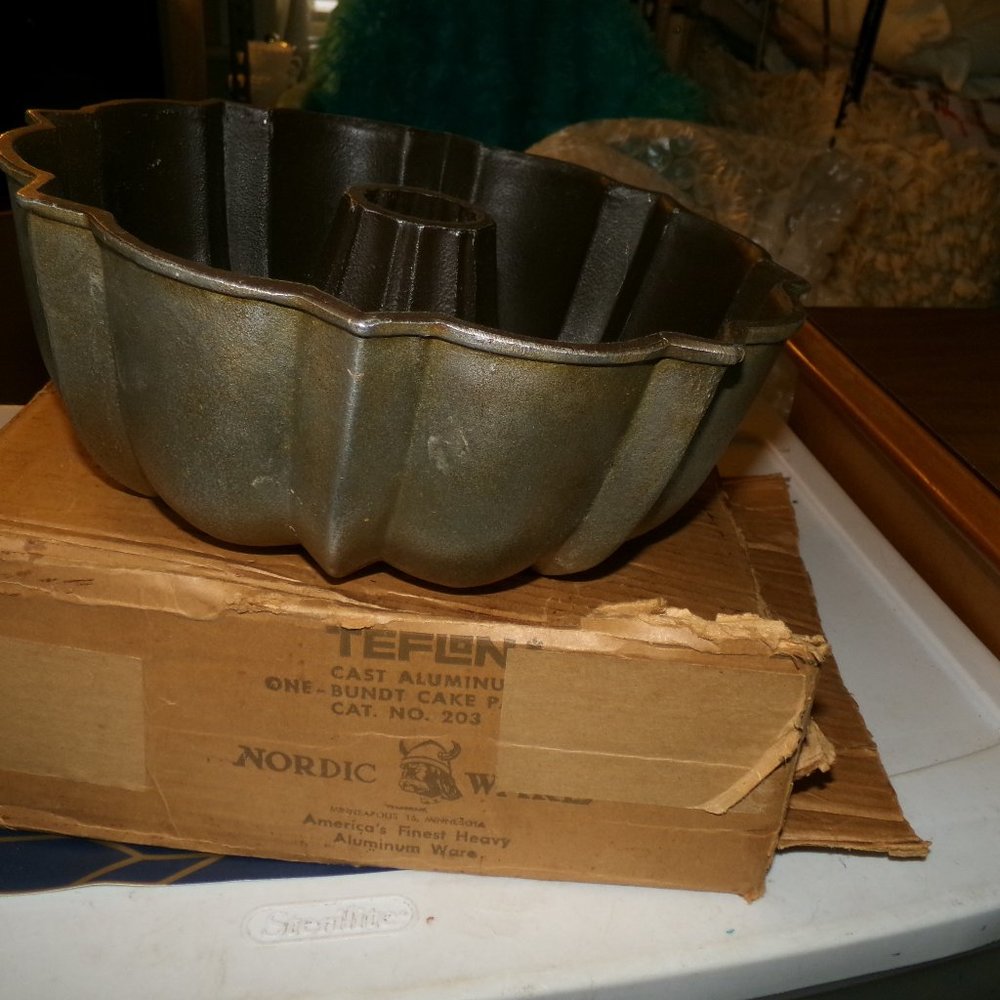 vintage cast aluminum bunt pan by Nordic U S A
